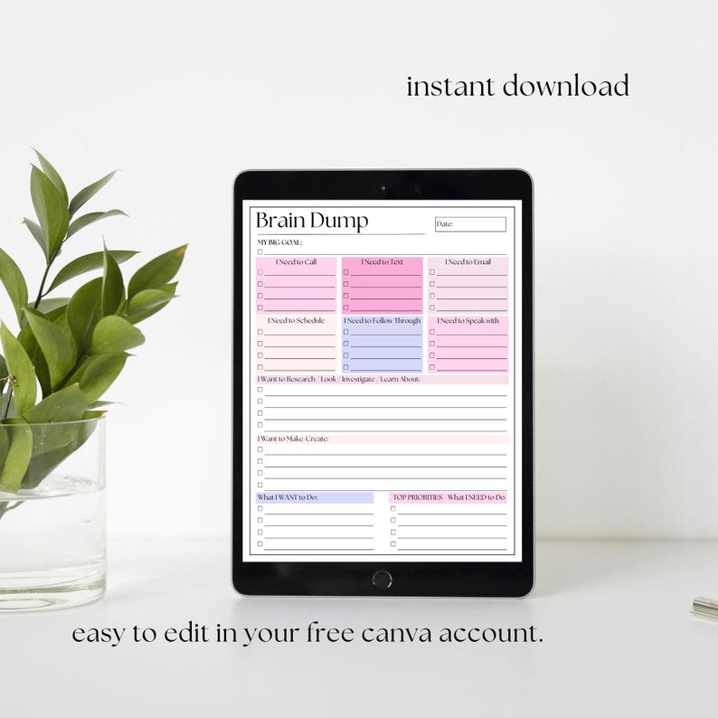 Op de afbeelding: Een digitale planner op een tablet, met een "Brain Dump"-indeling voor taken en doelen. De planner heeft roze en blauwe kleurblokken en de tekst "instant download" en "easy to edit in your free canva account."