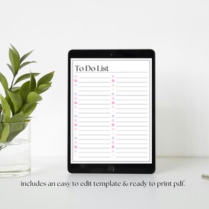 Op de afbeelding: Een zwarte tablet toont een digitale takenlijstsjabloon. De lijst heeft de kop "To Do List" en gelijnde secties met gekleurde selectievakjes. De tekst "includes an easy to edit template & ready to print pdf" staat onderaan.