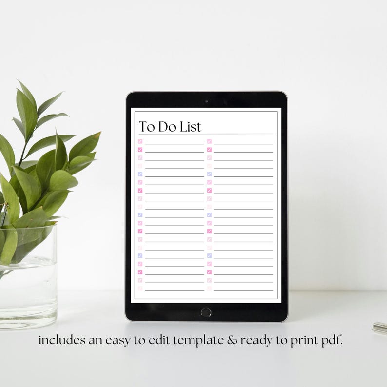 Op de afbeelding: Een zwarte tablet toont een digitale takenlijstsjabloon. De lijst heeft de kop "To Do List" en gelijnde secties met gekleurde selectievakjes. De tekst "includes an easy to edit template & ready to print pdf" staat onderaan.