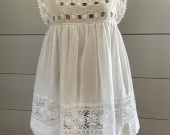 Ancienne robe de petite fille blanche en coton et dentelle