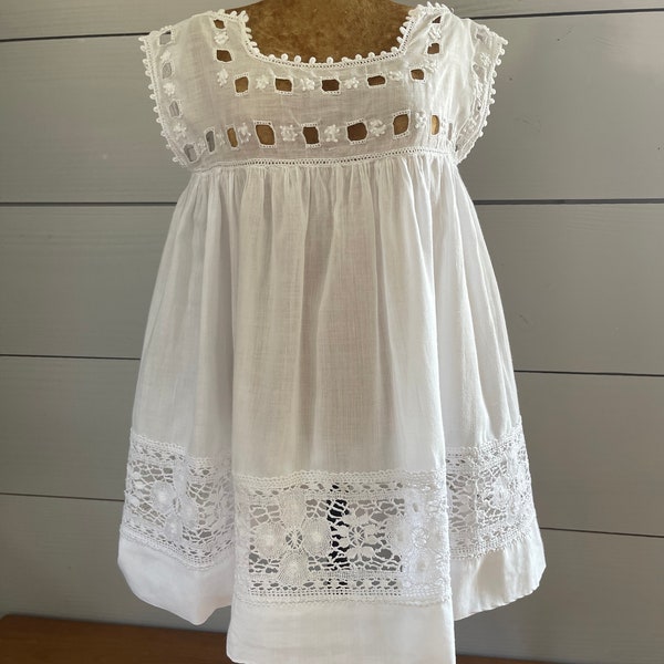 Ancienne robe de petite fille blanche en coton et dentelle