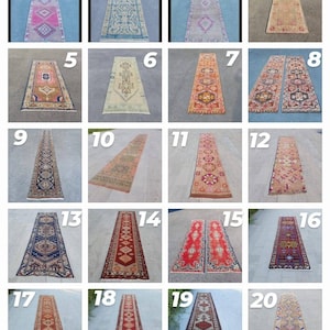 Könnte beinhalten: Zwanzig Vintage-Läufer in verschiedenen Farben und Mustern, darunter Rot, Blau, Grün und Beige. Die Läufer sind in Reihen auf einer Betonfläche ausgelegt.