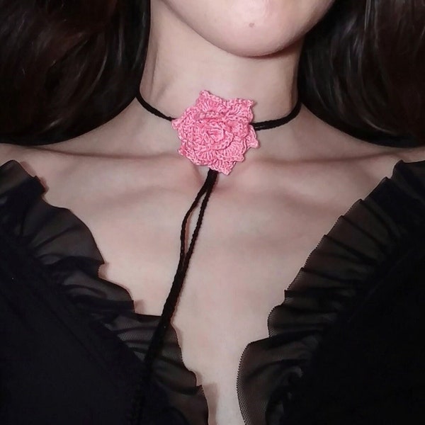 Tour de cou fleur rose rose avec 2 types de feuilles, collier au crochet, cordons noirs ou crème/ivoire, fil bio coton et lin,rosette, corsage