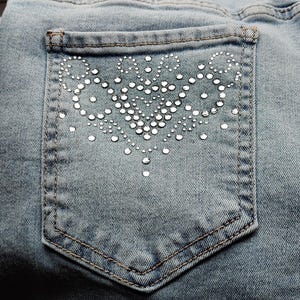 Set med 2 strykbara ädelstensöverföringar, 10 cm hjärtformad strass-lapp, silverstensutsmyckning med besatta snabbfix-applikationer, gör-det-själv-kärleksvirvlar