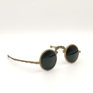 Lunettes de soleil pliantes vintage, Chine du début du XXe siècle, monture pliante en laiton et verres en verre foncé cuivré, peut-être antique