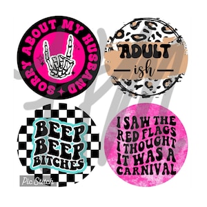 Op de afbeelding: Vier ronde grafische ontwerpen met gedurfde tekst en illustraties. Eén zegt "Sorry About My Husband" met een skelet hand. Een andere zegt "Adult-ish". Een derde zegt "Beep Beep Bitches". De laatste zegt "I Saw The Red Flags I Thought It Was A Carnival".