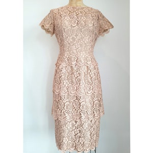 Lilli Diamond of California, tiered lace sheath cocktail dress, cap sleeves, vintage-1950s lace wiggle dress with rear kick pleat