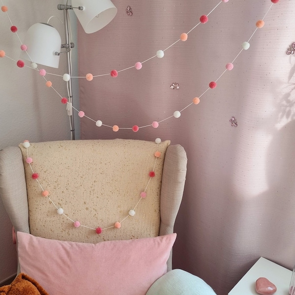 Guirlande de pompons, pompon coloré en blanc et rose, guirlande de boules pour décoration de chambre d'enfant, macramé bohème, tenture murale hippie, pompon en laine