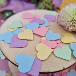 Circa 150 coriandoli da tavolo a forma di cuori pastello per compleanni, battesimi, anniversari o come decorazione per lavori fai da te - 1,5 cm di larghezza - E0008