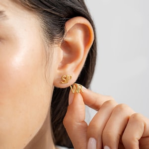 Pendientes con iniciales, pendientes con monograma inicial, pendientes con letras doradas personalizadas, pendientes con iniciales minimalistas, regalo para ella, día de la madre, regalo para mamá