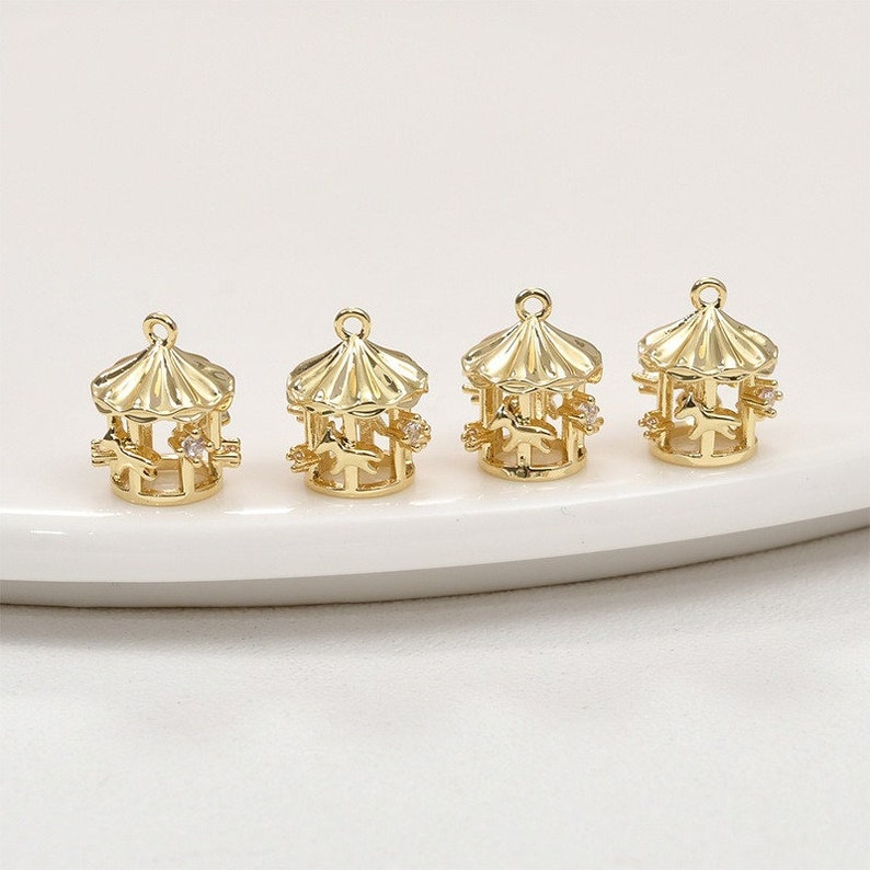 2 colgantes de carrusel de oro de 14 k, abalorios de caja de música, accesorios de joyería para hacer tú mismo, accesorios para pulseras, collares y pendientes, artesanía hecha a mano Golden Carousel