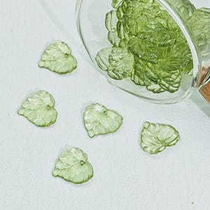 40 perline di foglie in resina verde trasparente: ciondoli per gioielli fai da te