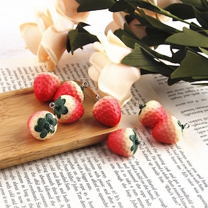 5/10 peças de pingentes de morango, pingente de fruta de resina, acessórios de joalheria faça você mesmo, pulseira, colar, brincos, suprimentos para artesanato