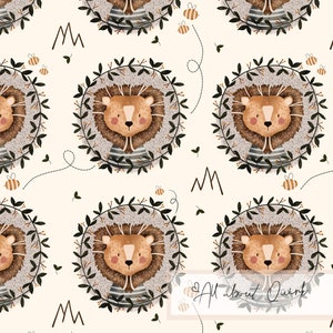 Könnte beinhalten: Ein nahtloses Muster mit einem niedlichen Cartoon-Löwen mit einem gestreiften Hemd, umgeben von einem Kranz aus Blättern. Der Hintergrund ist hellcremefarben mit kleinen Bienen, Blättern und Bergformen.