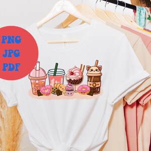 Peut inclure: T-shirt blanc avec un motif de diff&eacute;rentes boissons et desserts, dont du th&eacute; &agrave; bulles, un milk-shake, un cupcake et un donut. Le motif est de style cartoon et utilise des couleurs pastel.