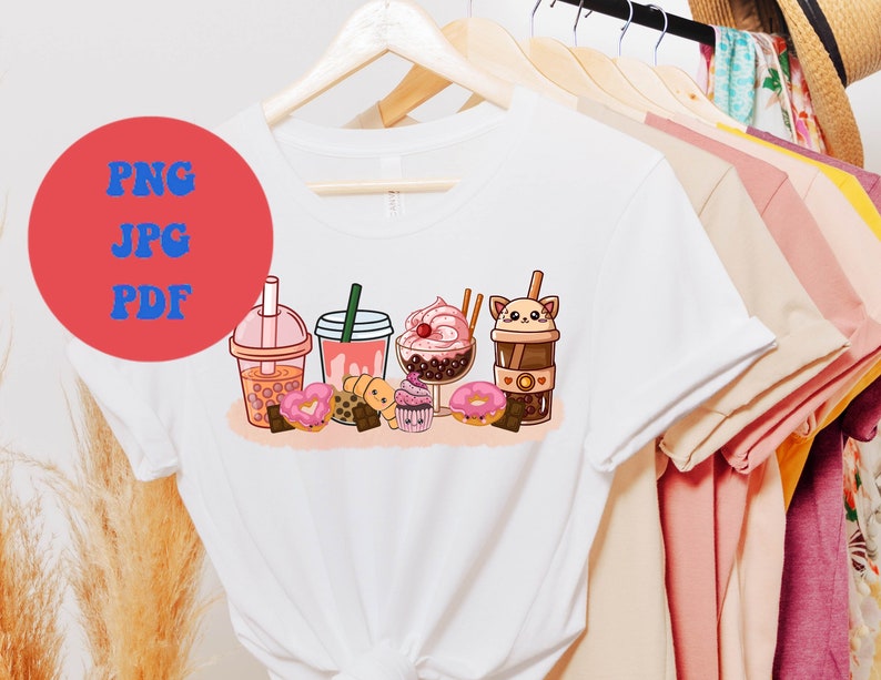Peut inclure: T-shirt blanc avec un motif de diff&eacute;rentes boissons et desserts, dont du th&eacute; &agrave; bulles, un milk-shake, un cupcake et un donut. Le motif est de style cartoon et utilise des couleurs pastel.