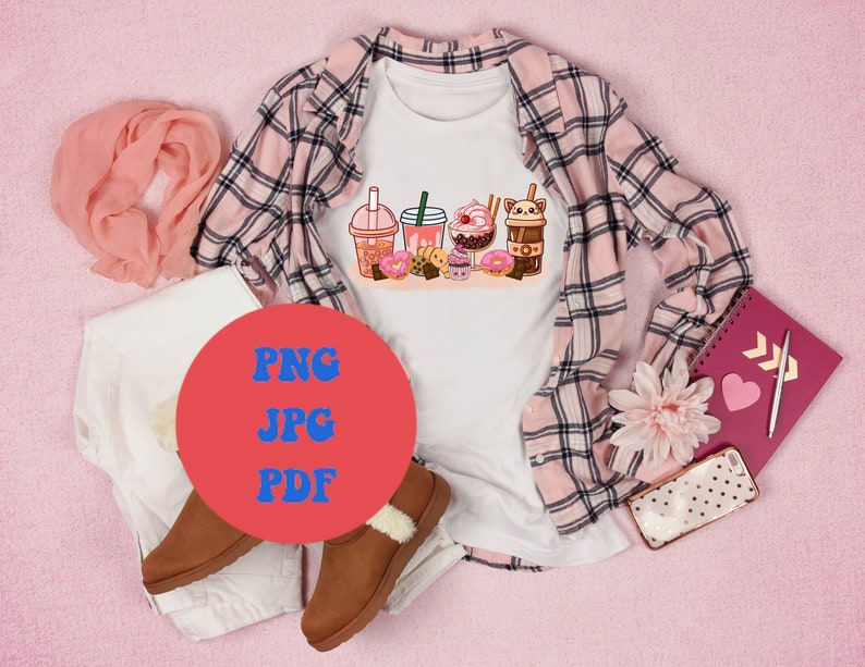 Peut inclure: Un t-shirt blanc avec un motif graphique de boissons et de beignets en dessin anim&eacute;. Le t-shirt est pos&eacute; sur une surface rose avec une chemise &agrave; carreaux, un pantalon blanc, une &eacute;charpe rose, un carnet, un t&eacute;l&eacute;phone et une paire de bottes marron.