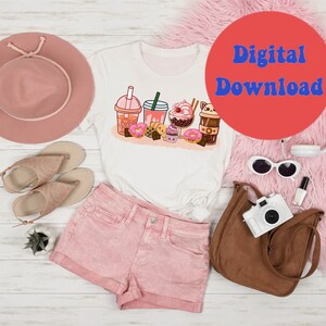 Peut inclure: Un t-shirt blanc avec un motif graphique de diff&eacute;rentes boissons et desserts, dont un th&eacute; &agrave; la bulle, un caf&eacute;, un milk-shake et un donut. Le t-shirt est pos&eacute; sur une surface en bois blanc avec un chapeau rose, un short rose, des sandales, un sac &agrave; main marron, un appareil photo blanc et un bandeau blanc.