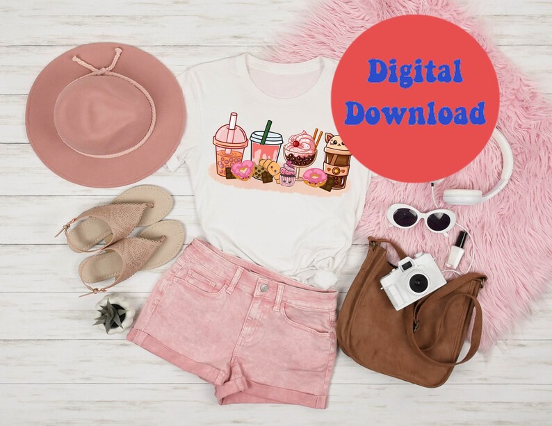 Peut inclure: Un t-shirt blanc avec un motif graphique de diff&eacute;rentes boissons et desserts, dont un th&eacute; &agrave; la bulle, un caf&eacute;, un milk-shake et un donut. Le t-shirt est pos&eacute; sur une surface en bois blanc avec un chapeau rose, un short rose, des sandales, un sac &agrave; main marron, un appareil photo blanc et un bandeau blanc.