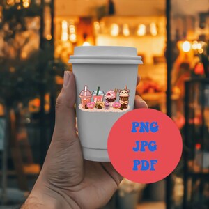 Peut inclure: Un gobelet &agrave; emporter blanc avec un autocollant color&eacute; repr&eacute;sentant des images de dessins anim&eacute;s de diverses boissons et desserts. L'autocollant indique "PNG JPG PDF".