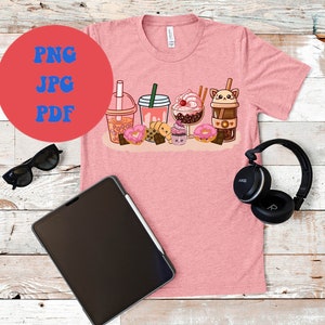 Peut inclure: Un t-shirt rose avec un motif graphique de diff&eacute;rentes boissons et desserts. Les boissons comprennent du th&eacute; &agrave; la boba, du caf&eacute; glac&eacute; et un milk-shake. Les desserts comprennent un cupcake, un beignet et une barre de chocolat.
