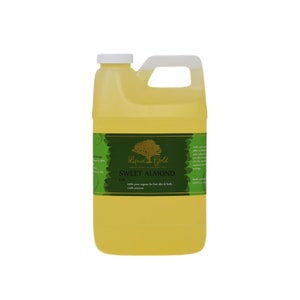 Puede incluir: Una jarra de un gal&oacute;n de aceite de almendras dulces amarillo claro con una etiqueta verde que dice "Liquid Gold The Essence of Ireland Oil Sweet Almond Oil 100% pure organic for hair skin & body multi purpose"