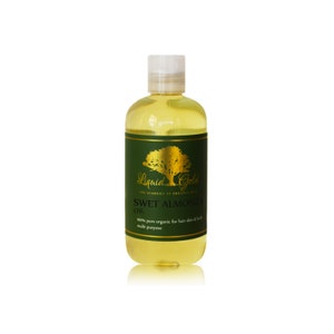 Puede incluir: Una botella de vidrio transparente con una etiqueta dorada que dice "Liquid Gold The Academy of Organic Oils Sweet Almond Oil 100% pure organic for hair skin & body multi purpose". La botella est&aacute; llena de un l&iacute;quido amarillo claro.