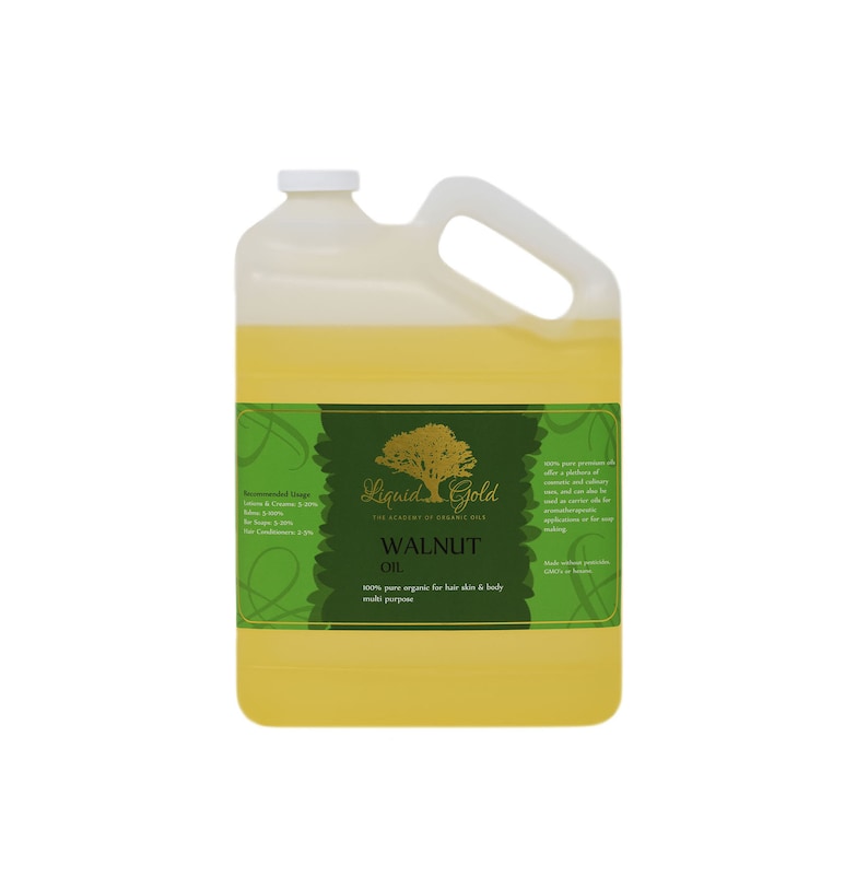 Pode incluir: Um gal&atilde;o de &oacute;leo de noz de Liquid Gold. O r&oacute;tulo &eacute; verde com uma &aacute;rvore dourada e o texto "Liquid Gold The Academy of Organic Oils &Oacute;leo de noz 100% puro org&acirc;nico para cabelo, pele e corpo multiusos".