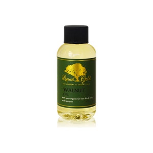 Pode incluir: Uma garrafa de vidro transparente com uma tampa preta cheia de um l&iacute;quido amarelo claro. A garrafa tem um r&oacute;tulo verde e dourado com o texto "Liquid Gold The Academy of Organic Oils Walnut Oil 100% pure organic for hair skin & body multi purpose".