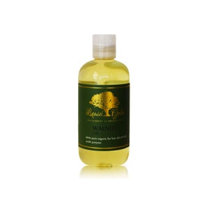 Pode incluir: Uma garrafa de vidro transparente com um r&oacute;tulo dourado que diz "Liquid Gold The Academy of Organic Oils Walnut Oil 100% pure organic for hair skin & body multi purpose". A garrafa est&aacute; cheia de um l&iacute;quido amarelo claro.