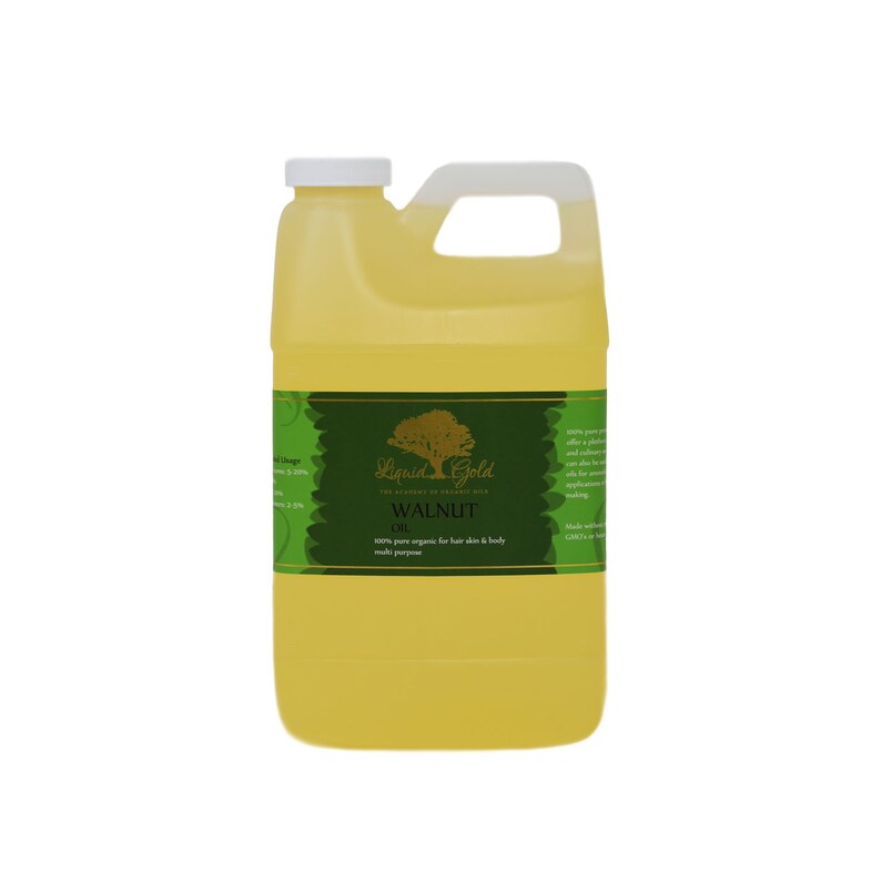 Pode incluir: Um gal&atilde;o de &oacute;leo de noz de Liquid Gold. O r&oacute;tulo &eacute; verde e dourado com um logotipo de &aacute;rvore e o texto "Liquid Gold The Alchemy of Ireland Oil Walnut Oil 100% pure organic for hair skin & body multi purpose".