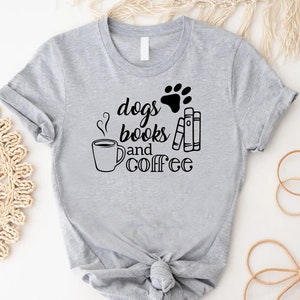 Puede incluir: Camiseta gris con una huella de pata negra y el texto "dogs books and coffee".
