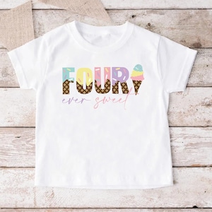 K&ouml;nnte beinhalten: Wei&szlig;es T-Shirt mit dem Text "FOUR" in bunten Eiswaffele-Buchstaben und dem Text "ever sweet" darunter.