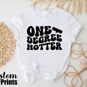 a t - shirt with the words one degree potter printed on it