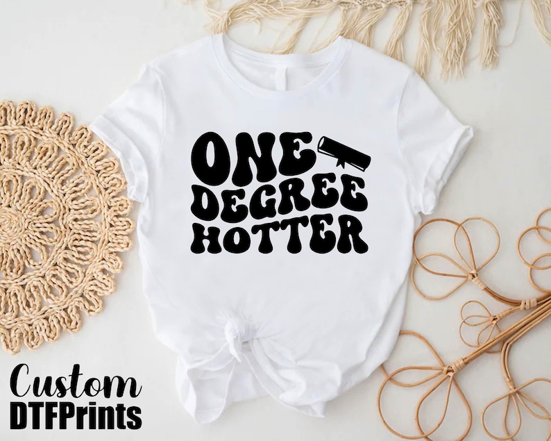 a t - shirt with the words one degree potter printed on it