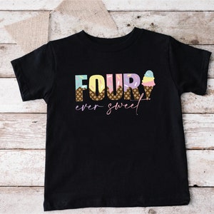 K&ouml;nnte beinhalten: Schwarzes T-Shirt mit dem Text "FOUR ever sweet" in bunten Buchstaben mit Eiswaffel-Grafiken.