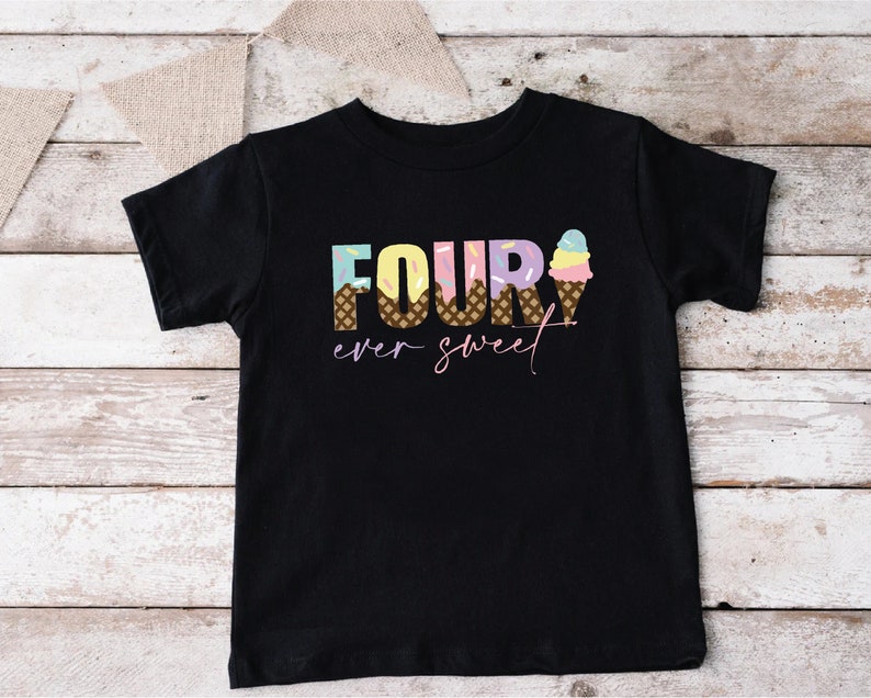 K&ouml;nnte beinhalten: Schwarzes T-Shirt mit dem Text "FOUR ever sweet" in bunten Buchstaben mit Eiswaffel-Grafiken.