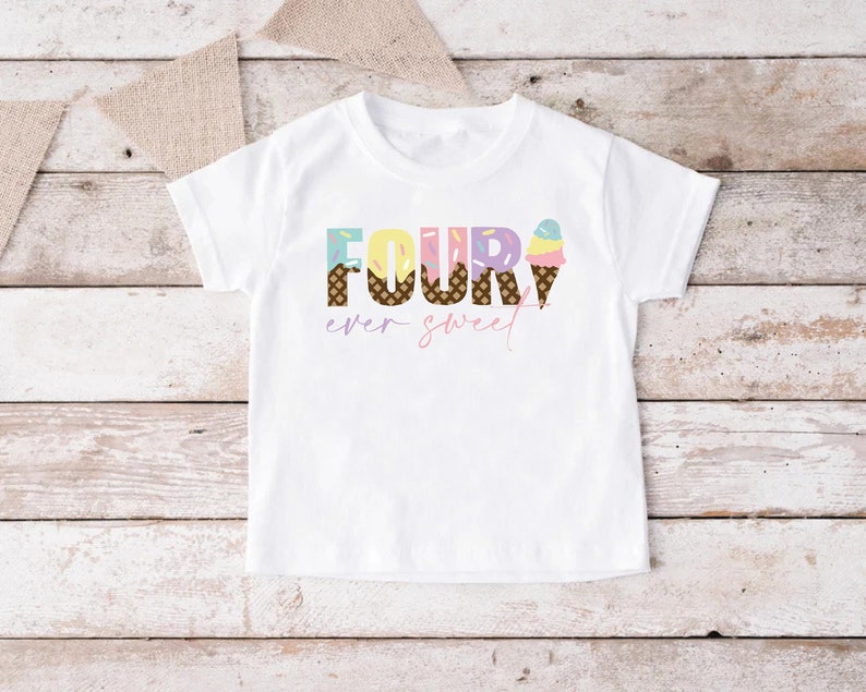 K&ouml;nnte beinhalten: Wei&szlig;es T-Shirt mit dem Text "FOUR" in bunten Eiswaffele-Buchstaben und dem Text "ever sweet" darunter.