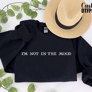 Puede incluir: Sudadera negra con texto blanco que dice "No estoy de humor".