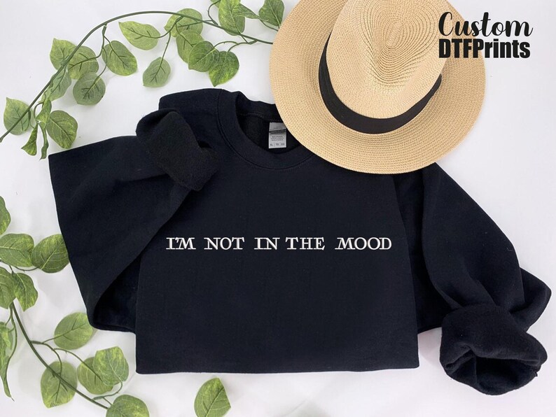 Puede incluir: Sudadera negra con texto blanco que dice "No estoy de humor".