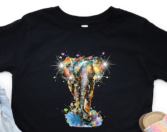 Puede incluir: Camiseta negra con un diseño de elefante acuarela colorido. El elefante tiene una trompa azul y está rodeado de salpicaduras de pintura rosa, amarilla, verde y azul.