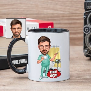 Tazza da caffè da dottore con caricatura da foto, regalo divertente per il dottore per uomini, regalo personalizzato per il dottore maschio, regalo per il futuro dottore maschio, studente di medicina