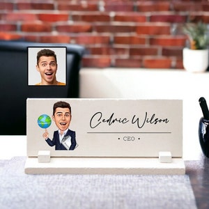 Lustiges Schreibtisch-Namensschild für Männer, benutzerdefiniertes Schreibtischschild für Büro mit Karikatur, neuer Jobgeschenk für ihn, Job-Werbegeschenk für Männer, Schreibtischplakette