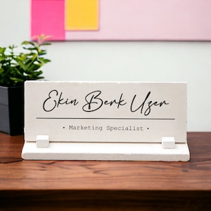 Aangepaste stenen bureaunaamplaat voor kantoor, gepersonaliseerd wit bureaunaambord, gefeliciteerd nieuwe baan cadeau voor hem / haar, bureaudecor