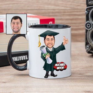 Caneca de desenho animado de formatura, presente de formatura de faculdade para ele no ensino médio, presente de caricatura de formatura para melhores amigos, caneca engraçada de graduação para homens