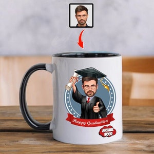 Cartoon koffiemok afstuderen, afstudeercadeau voor zoon, gepersonaliseerde afstudeercadeaus, afstudeercadeau 2024, karikatuur koffiemok afgestudeerde universiteit
