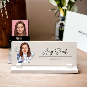 Targhetta con nome da scrivania per dentista femminile con cartone animato, Targhetta per nome da scrivania per donne, Regalo divertente per dentista con caricatura, Regalo per ufficio dentista