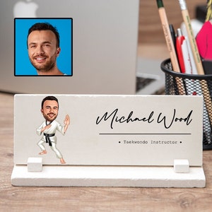Taekwondo karikatuur bureau teken, grappige Taekwondo cadeaus voor mannen, Taekwondo instructeur bureau naamplaatje, Taekwondo leraar cartoon bureau decor