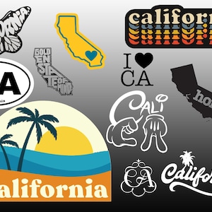 Puede incluir: Una colección de pegatinas con varios diseños relacionados con California. Las pegatinas incluyen una mariposa con la palabra "California" escrita en sus alas, un mapa de California con un corazón en el centro, un texto "California" de estilo retro, una escena de palmeras y océano con la palabra "California" escrita debajo, y un contorno en blanco y negro de California con la palabra "home" escrita en él.
