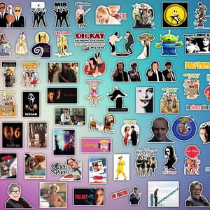 Może przedstawiać: Kolaż naklejek z tytułami film&oacute;w, w tym Pulp Fiction, Milczenie owiec, Siostra Act, Krzyk, Psy Rezervuarowe i wiele innych.